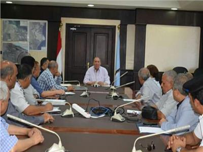 محافظ البحر الأحمر خلال الاجتماع مع القيادات التنفيذية