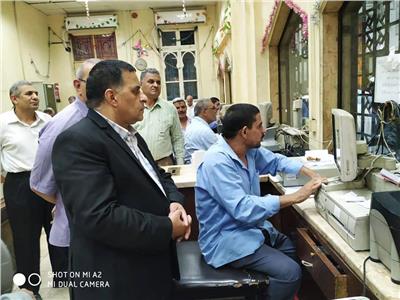صور| رئيس «السكة الحديد» وسط أكشاك التذاكر للاطمئنان على توفير الخدمات