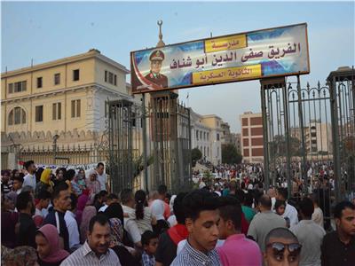 محافظ المنيا يؤدي صلاة عيد الفطر بساحة مدرسة الفريق صفي الدين أبوشناف