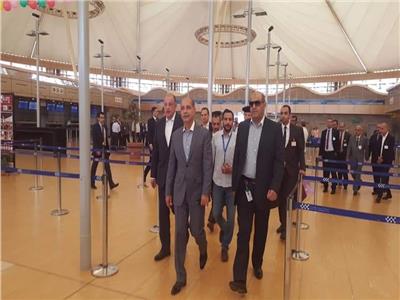 فى ثانى أيام العيد .. وزير الطيران المدنى يتفقد مطار شرم الشيخ