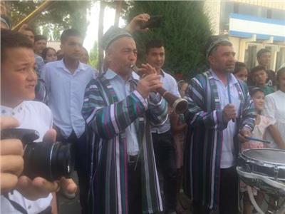 استقبال المنتخب الأولمبي في أوزبكستان بالمزمار والورود