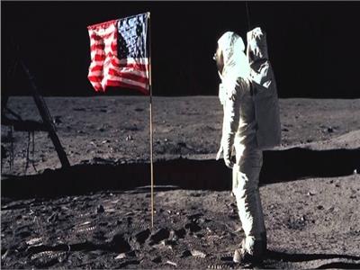 نيل أرمسترونج على سطح القمر