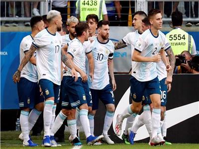 فرحة لاعبي الأرجنتين بهدفي الفوز