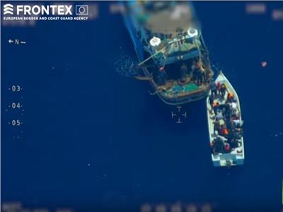 مهربون يتركون قارب صغير مزدحم بعشرات لاجئين في عرض البحر..فيديو