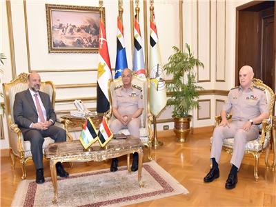 وزير الدفاع يلتقي رئيس الوزراء ووزير الدفاع للمملكة الأردنية الهاشمية