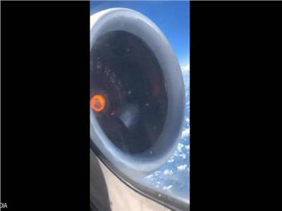 فيديو| محرك طائرة يسقط أثناء رحلتها بالجو