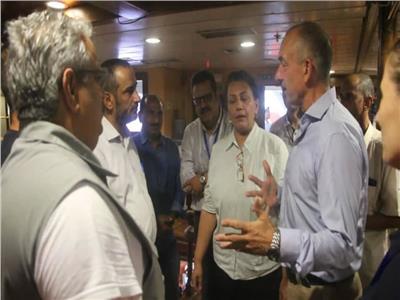 مايكل لوليسغارد في استقبال الوفد الحكومي اليمني بالسفينة الأممية