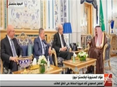 الملك سلمان اثناء استقبال الوفد اللبناني برئاسة فؤاد السنيورة