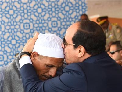 الرئيس السيسي يقبل رأس والد الشهيد الرقيب أحمد عبد العظيم