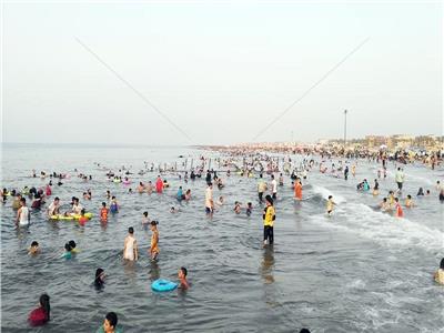زحام كبير بالشواطئ المصرية للهروب من درجات الحرارة المرتفعة