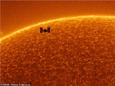لحظة مرور محطة الفضاء الدولية أمام الشمس