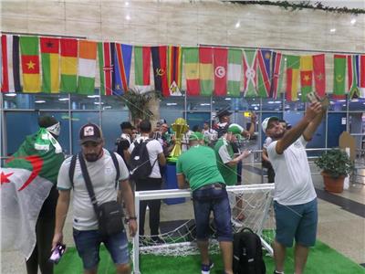  الجزائرين يعبورن عن فرحتهم بالوصول إلى النهائي بمطارالقاهرة