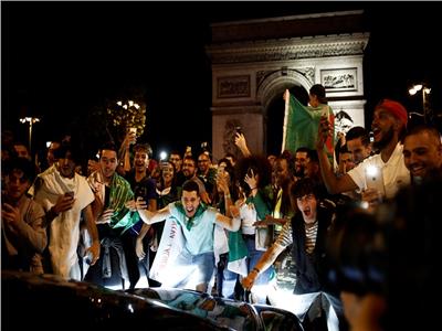 الجزائريون يحتفلون بالفوز في فرنسا