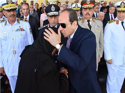 الرئيس السيسي يكرم والدة الشهيد عمر القاضي