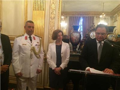 السفير المصري لجانب وزيرة الجيوش الفرنسية