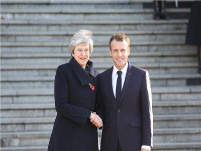 رئيسة الوزراء البريطانية السابقة تيريزا ماي والرئيس الفرنسي ايمانويل ماكرون