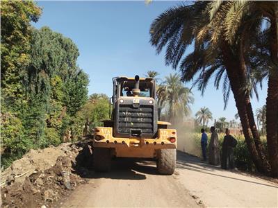 إزالة مخلفات الترع من الطرق الرئيسية بنجع حمادي