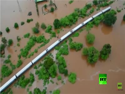 القطار محاط بمياه الفيضانات