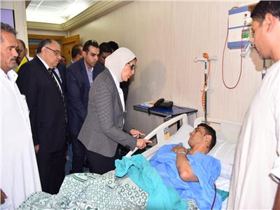 وزيرة الصحة خلال زيارة المصابين في معهد ناصر