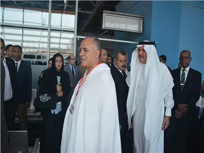 السفير السعودي يودع حجاج أسر الشهداء بمطار القاهرة 