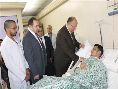 محافظ القاهرة يتفقد مصابى حادث معهد الأورام