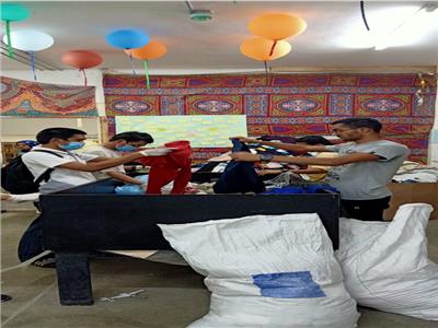 سفير تايلاند و35 طالب بجامعة الأزهر يساعدون فى تجهيز ملابس عيد الأضحى 
