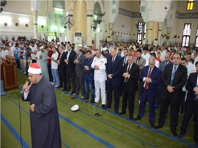 محافظ الاسماعيلية ومساعد وزير الداخلية ومدير الأمن يؤدون صلاة عيد الأضحى 