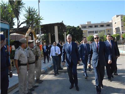 محافظ المنيا يزور معسكر قوات الأمن للتهنئة بعيد الأضحى المبارك