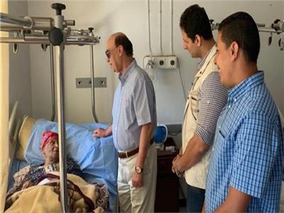 مميش يزور مستشفي قناة السويس ويهنئ المرضى بعيد الأضحي