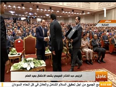 بالفيديو ..وزير التعليم العالي يهدي الرئيس السيسي درع العلم 