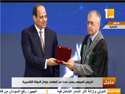 السيسي يكرم اساتذة الجامعات الحاصلين على جوائز الدولة 