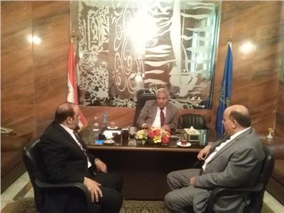 محافظ أسوان يطالب الشركة المصرية للإتصالات بتقوية خدمات الإتصالات والإنترنت فى المواقع السياحية 