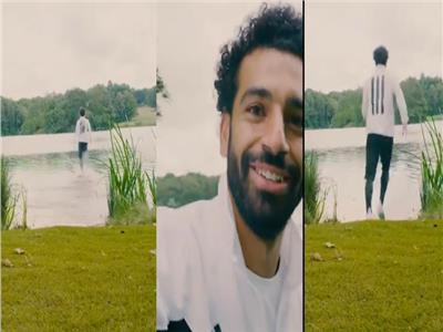 محمد صلاح يختبر سرعته الفائقة علي سطح الماء