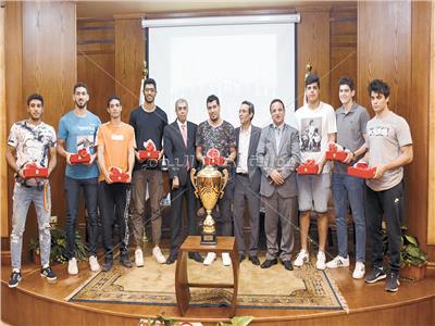  الكاتب الصحفى الكبير ياسر رزق رئيس مجلس إدارة دار أخبار اليوم مع أبطال كأس العالم لناشئي كرة اليد