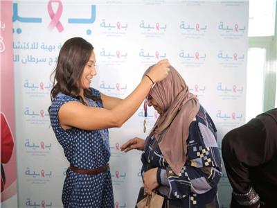 فريدة عثمان تمنح 9 من ميدالياتها لمحاربات السرطان بـ«بهية»