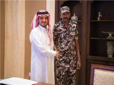 صورة للطالب مع وزير الداخلية السعودي