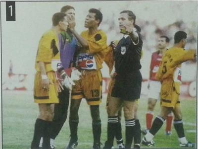 عز الرجال يحاول السيطرة على حارس مرماه في نهائي كأس مصر 1997