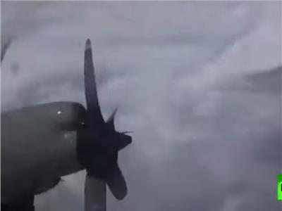 الطائرات الامريكية تعبر الاعصار " دوريان"