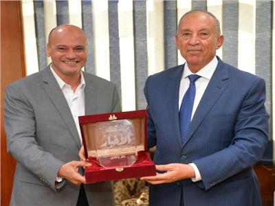 رئيس‭ ‬تحرير‭ ‬جريدة‭ ‬الأخبار‭ ‬خالد‭ ‬ميري مع محافظ البحر الأحمر اللواء أحمد عبدلله