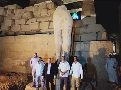 ترميم احد تماثيل رمسيس الثاني بالجهة الغربية لمعبد الاقصر .. صور