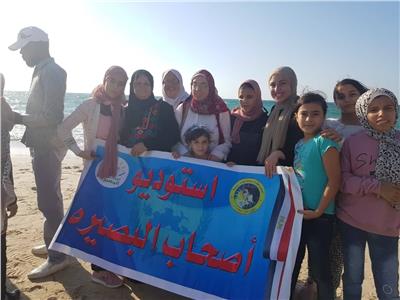 فريق مكفوفي "ذوي البصيرة" يواصل مبادرة الترويج السياحي على شاطىء البحر بالعريش