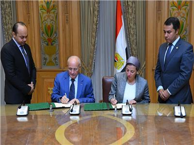 «العصار» و«فؤاد» يشهدان توقيع عقد المشروع الاسترشادي لمحطات الغاز الحيوي