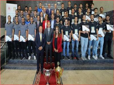 البنك الأهلي المصري يكرم أبطال العالم لكرة اليد 