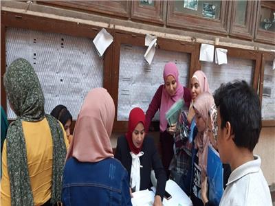 فريق بنك مصر يباشر عملة بألسن عين شمس لتسليم الطلاب البطاقات الإلكترونية