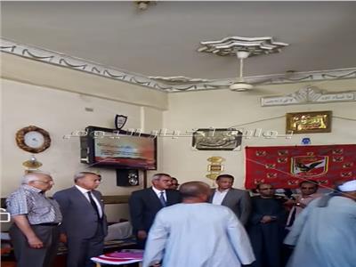 محافظ قنا يُقدم واجب العزاء لأسر شهداء لقمة العيش في أبوتشت