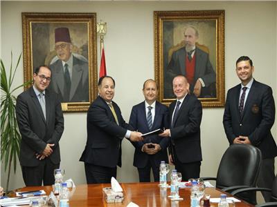 خلال توقيع اتفاق تسوية المستحقات لشركة «سوميتومو إيجيبت»