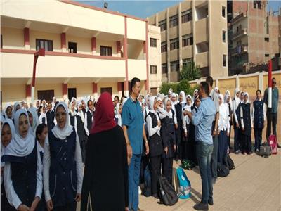 رئيس مدينة قها تشارك الطلاب تحيه العلم مع بدء العام الدراسي الجديد