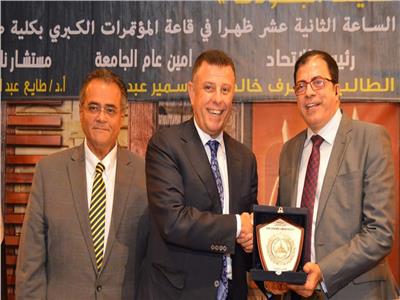 رئيس جامعة عين شمس يكرم عددا من أبطال حرب أكتوبر المجيدة