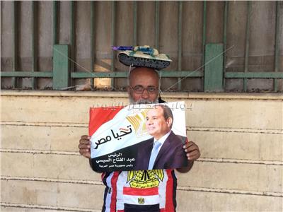 شاهد| مسن يعبر عن حبه لمصر من أمام النصب التذكاري 