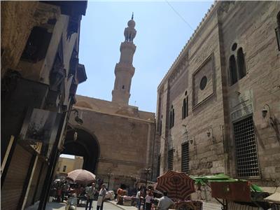 حكاية شارع الغورية.. من «حياكة الملابس السلطانية» إلى سوق عشوائي كبير